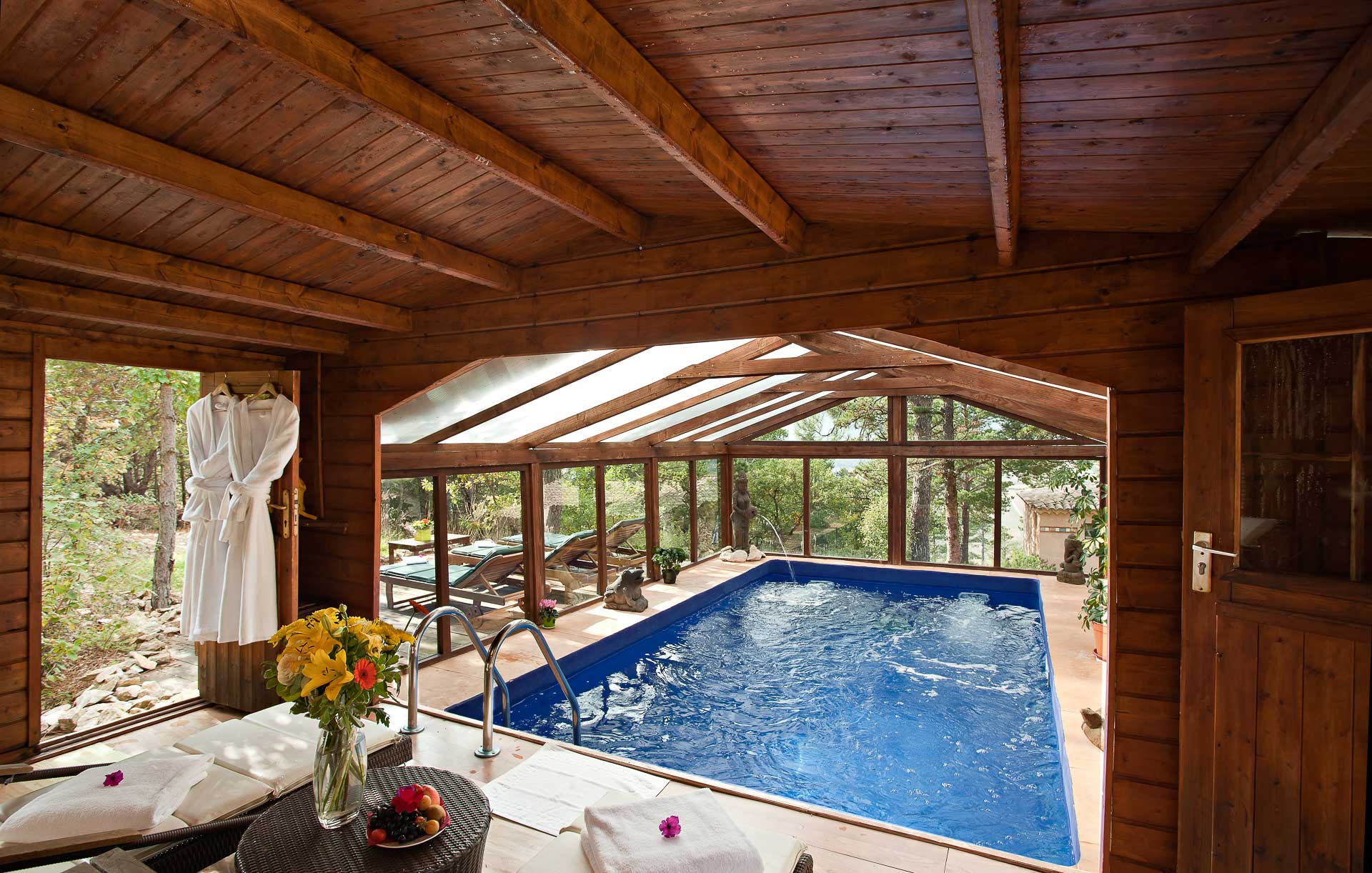 Indoor swimming pool at the Domaine du Val de Sault hotel - 4-star hotel in the Luberon region